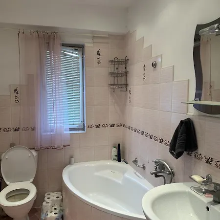 Cozy With A Private Yard